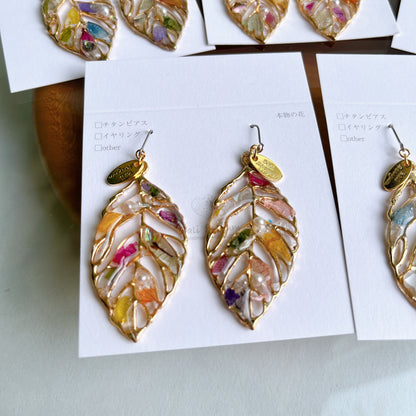 Leaf Earrings With Seasonal Flower Petals No.47 ピアスorイヤリング