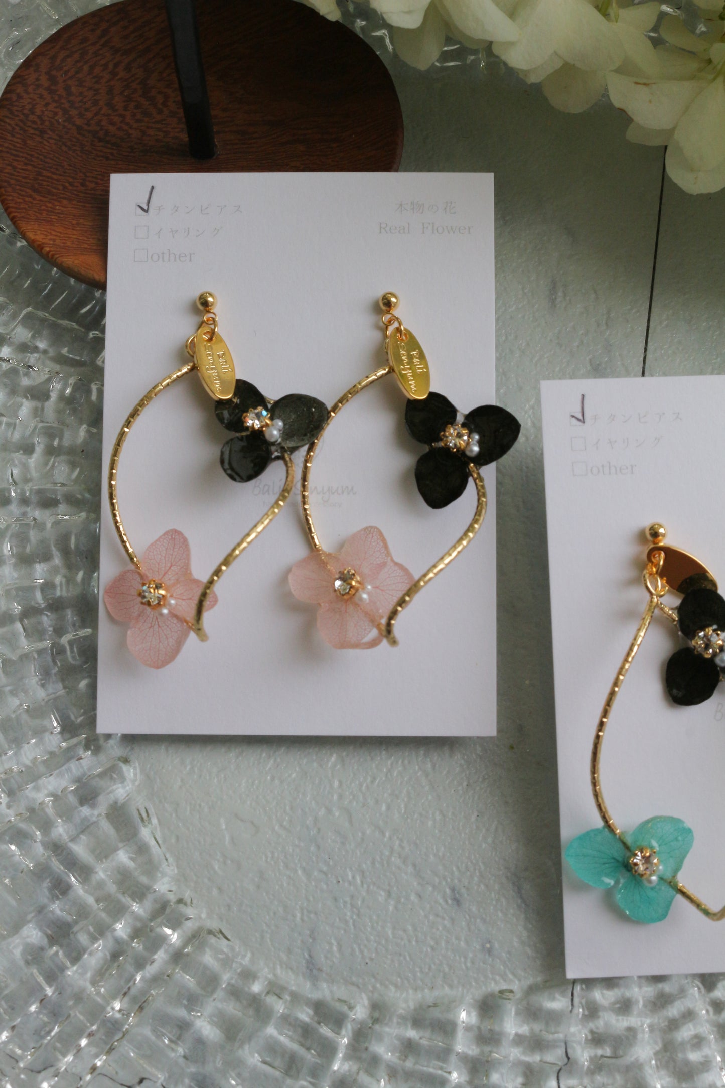 Twisted Tear-Drop Hoop Earrings with Hydrangeas No.1 ピアスorイヤリング