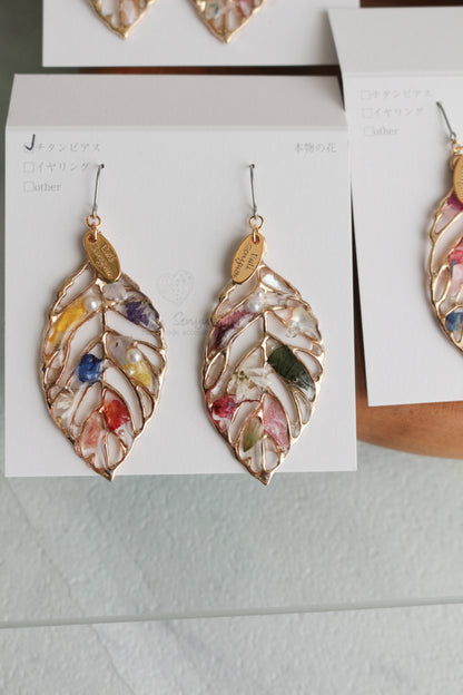 Leaf Earrings With Seasonal Flower Petals No.58 ピアスorイヤリング