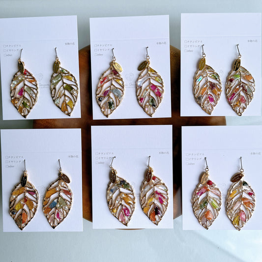 Leaf Earrings With Seasonal Flower Petals No.46 ピアスorイヤリング