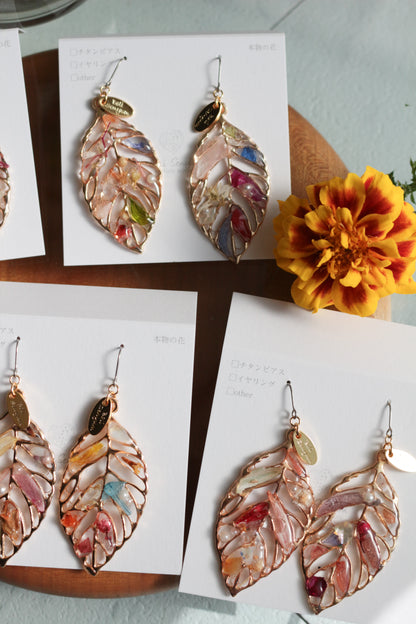 Leaf Earrings With Seasonal Flower Petals No.62 ピアスorイヤリング