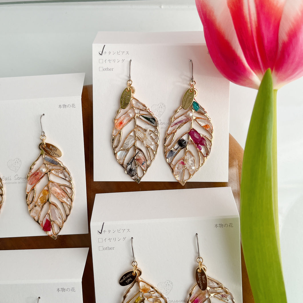 Leaf Earrings With Seasonal Flower Petals No.39