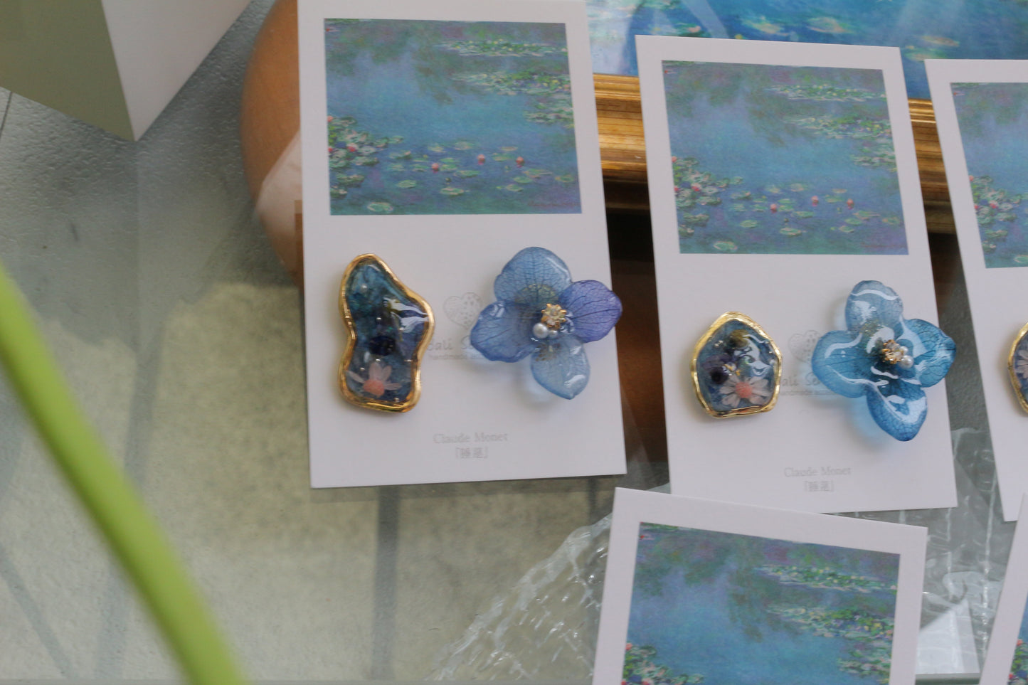 Monet's Water Lilies Inspired Flower and Medallion No.24 イヤリング Clip-on 睡蓮