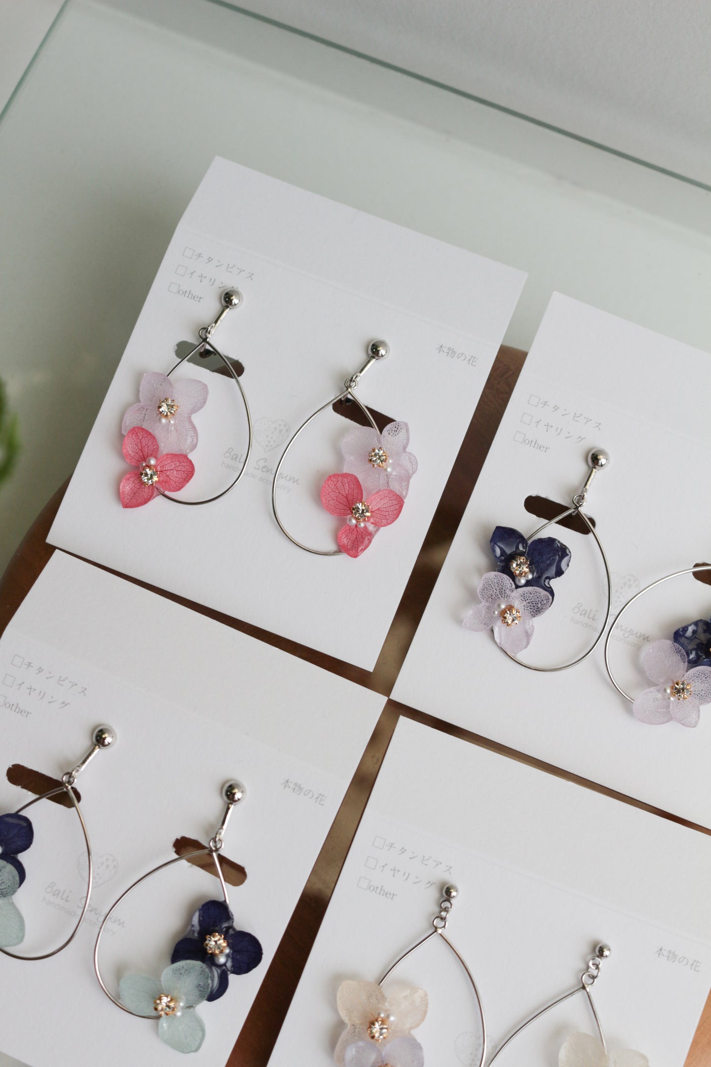 Teardrop Silver color Hoop Earrings with Hydrangeas No.1 ピアスorイヤリング