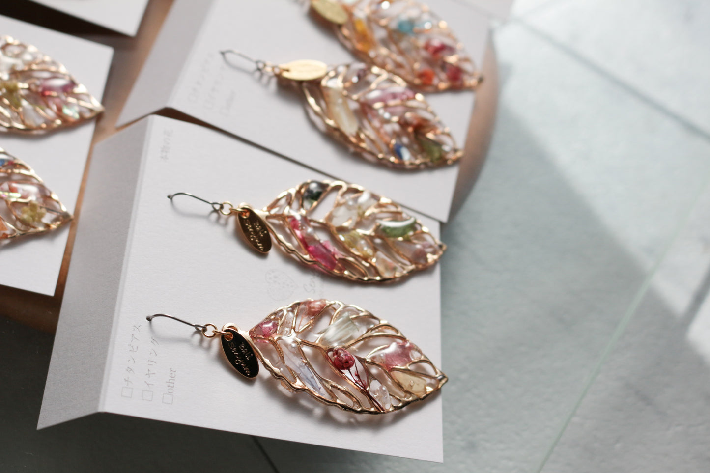 Leaf Earrings With Seasonal Flower Petals No.62 ピアスorイヤリング