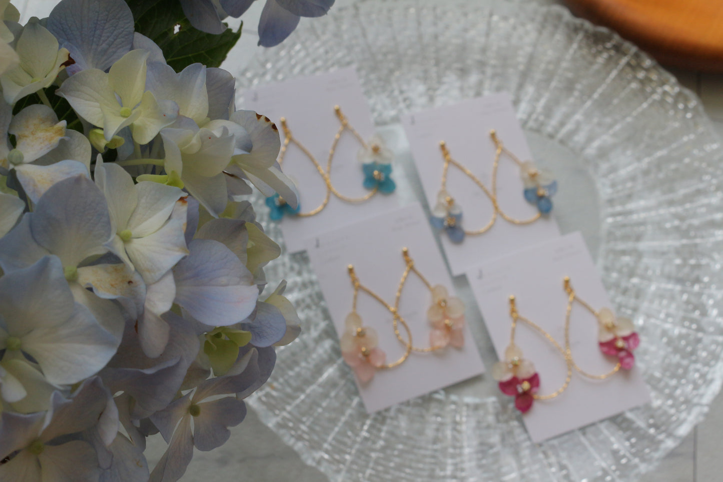 Teardrop Hoop Earrings with Hydrangeas No.22 ピアスorイヤリング