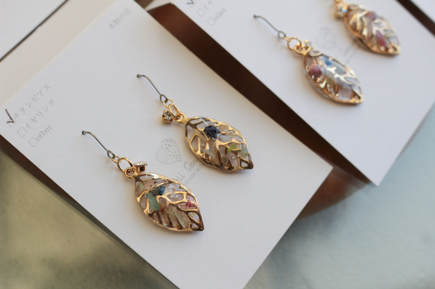 Small Leaf Earrings With Seasonal Flower Petals No.8 ピアス or イヤリング
