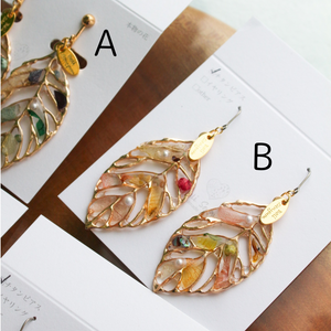 Leaf Earrings With Seasonal Flower Petals No.25