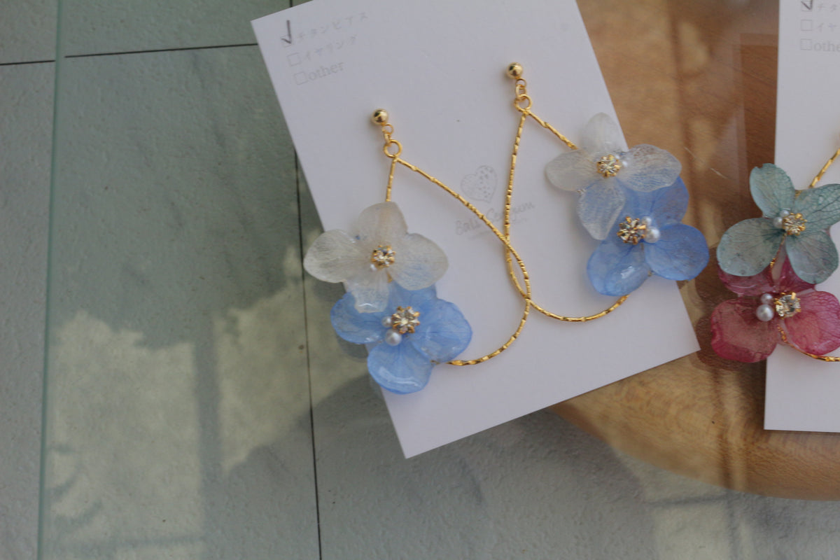 Teardrop Hoop Earrings with Hydrangeas No.24 ピアスorイヤリング