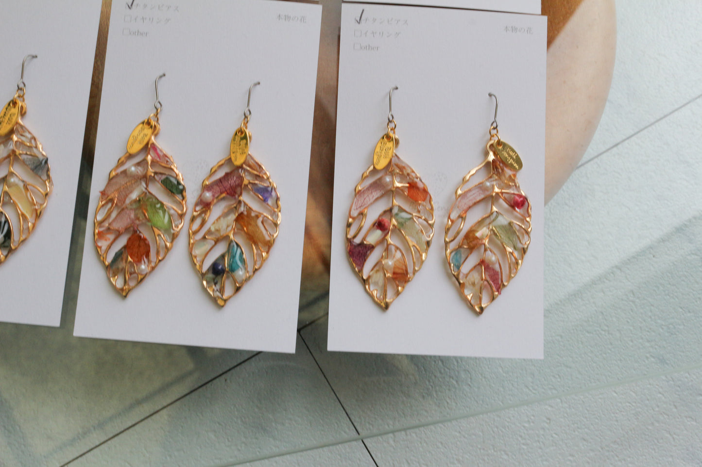 Leaf Earrings With Seasonal Flower Petals No.68    ピアスorイヤリング