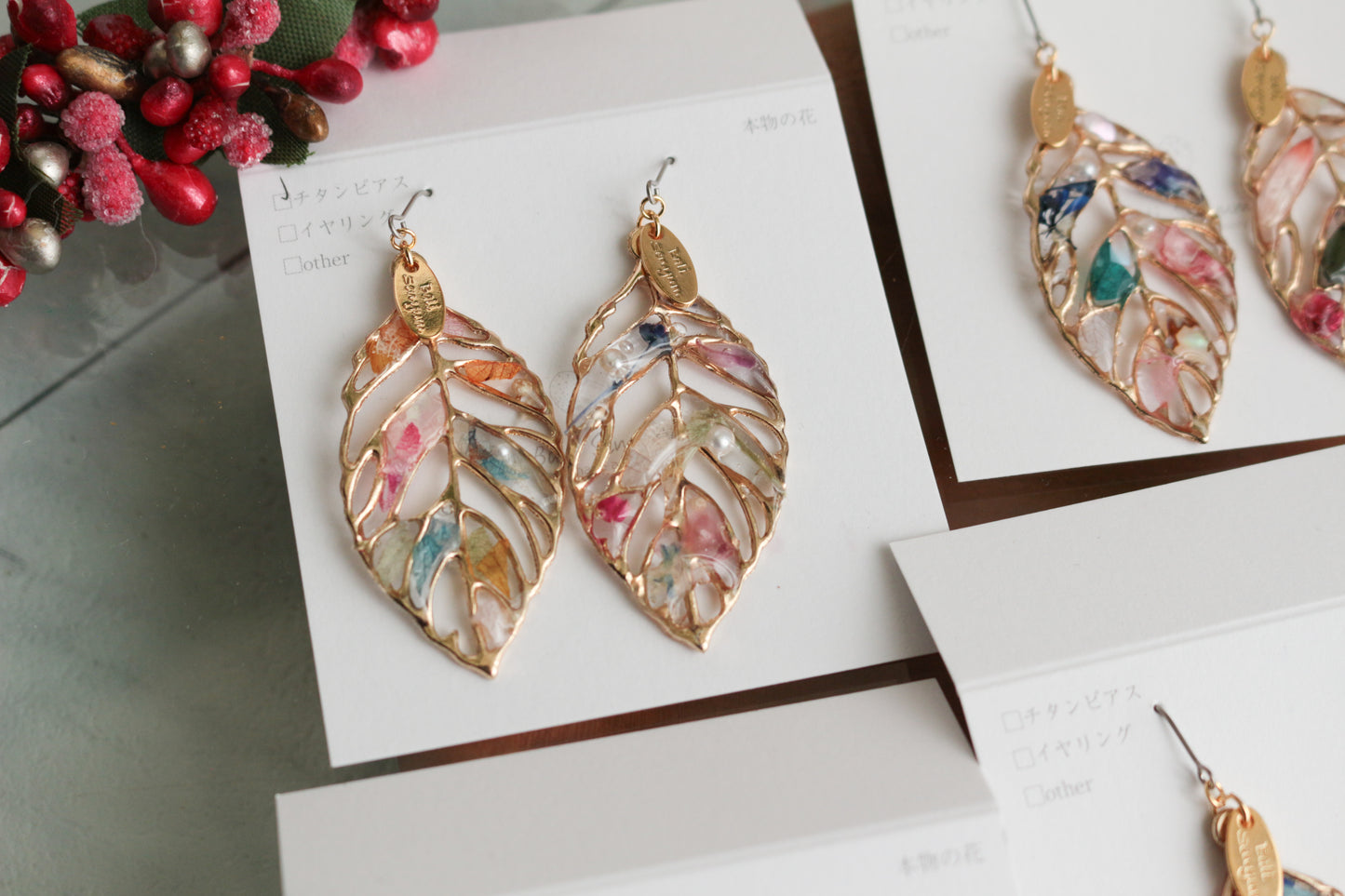 Leaf Earrings With Seasonal Flower Petals No.58 ピアスorイヤリング