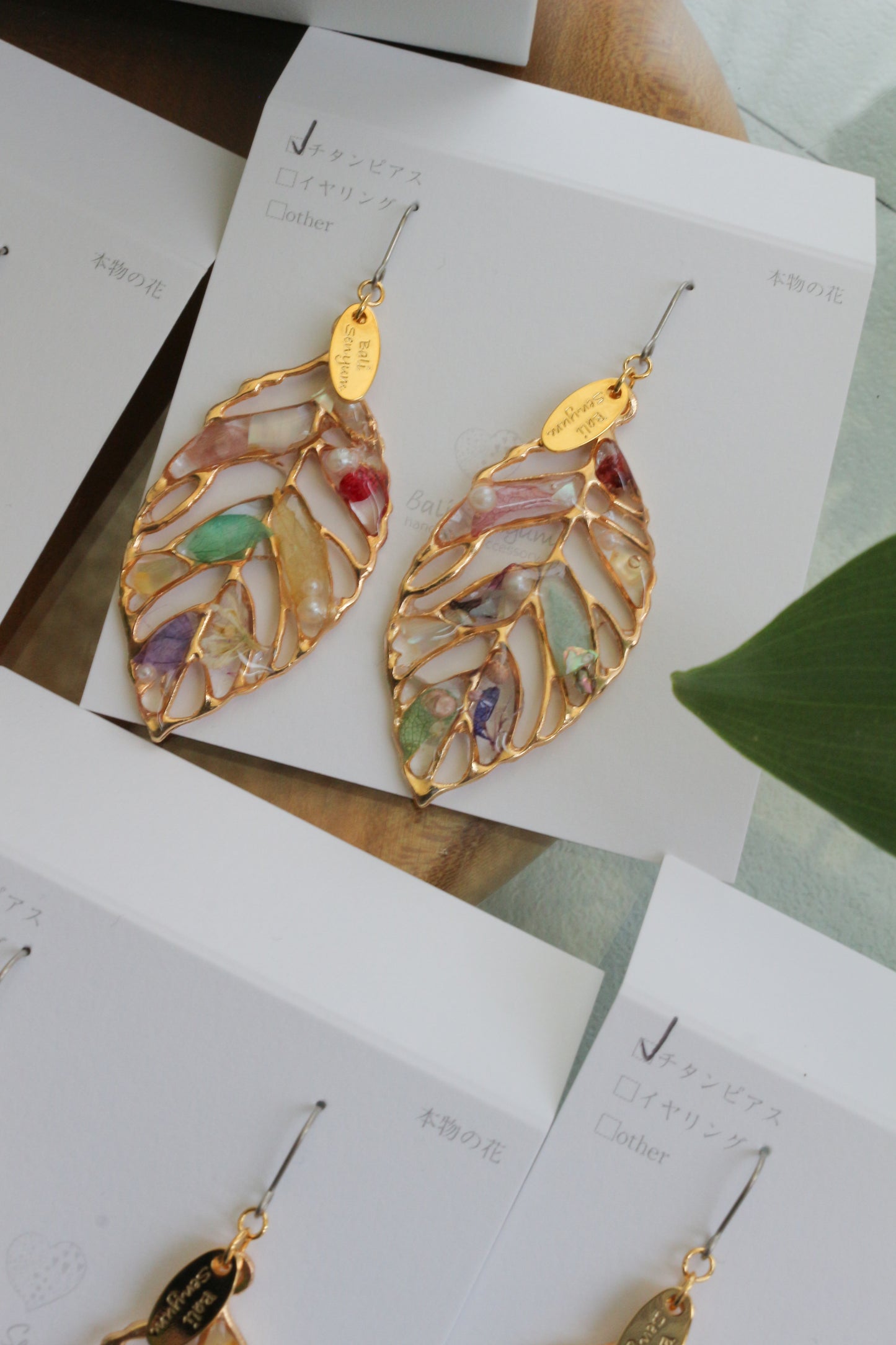 Leaf Earrings With Seasonal Flower Petals No.66 ピアスorイヤリング