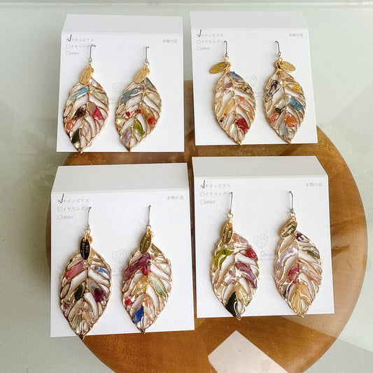 Leaf Earrings With Seasonal Flower Petals No.54 ピアスorイヤリング