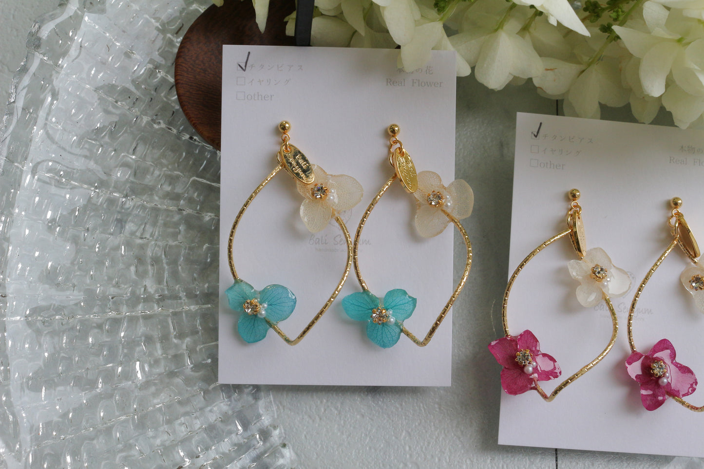 Twisted Tear-Drop Hoop Earrings with Hydrangeas No.1 ピアスorイヤリング