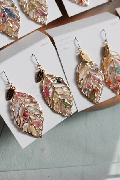 Leaf Earrings With Seasonal Flower Petals No.62 ピアスorイヤリング
