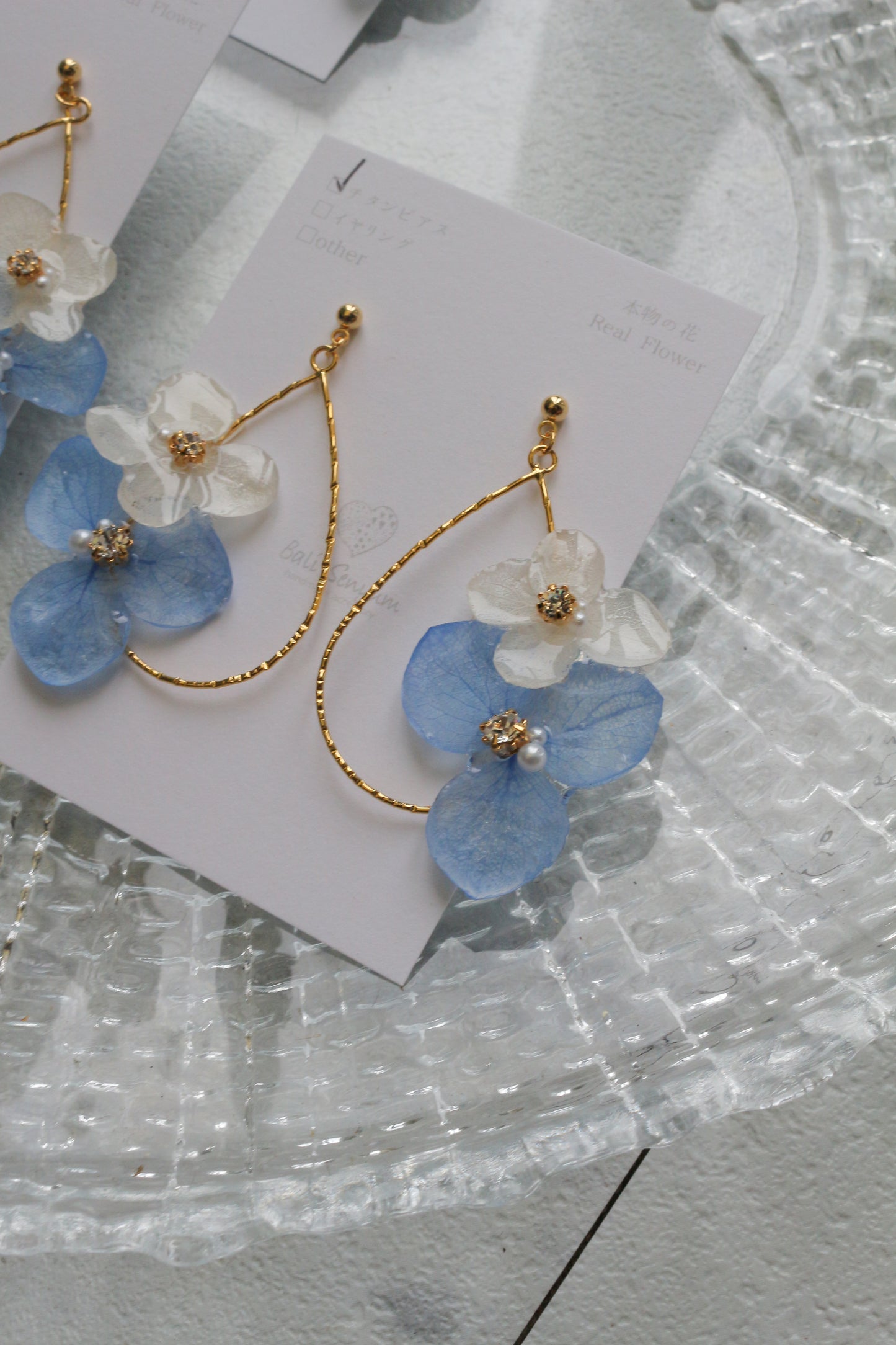 Teardrop Hoop Earrings with Hydrangeas No.22 ピアスorイヤリング