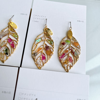 Leaf Earrings With Seasonal Flower Petals No.46 ピアスorイヤリング
