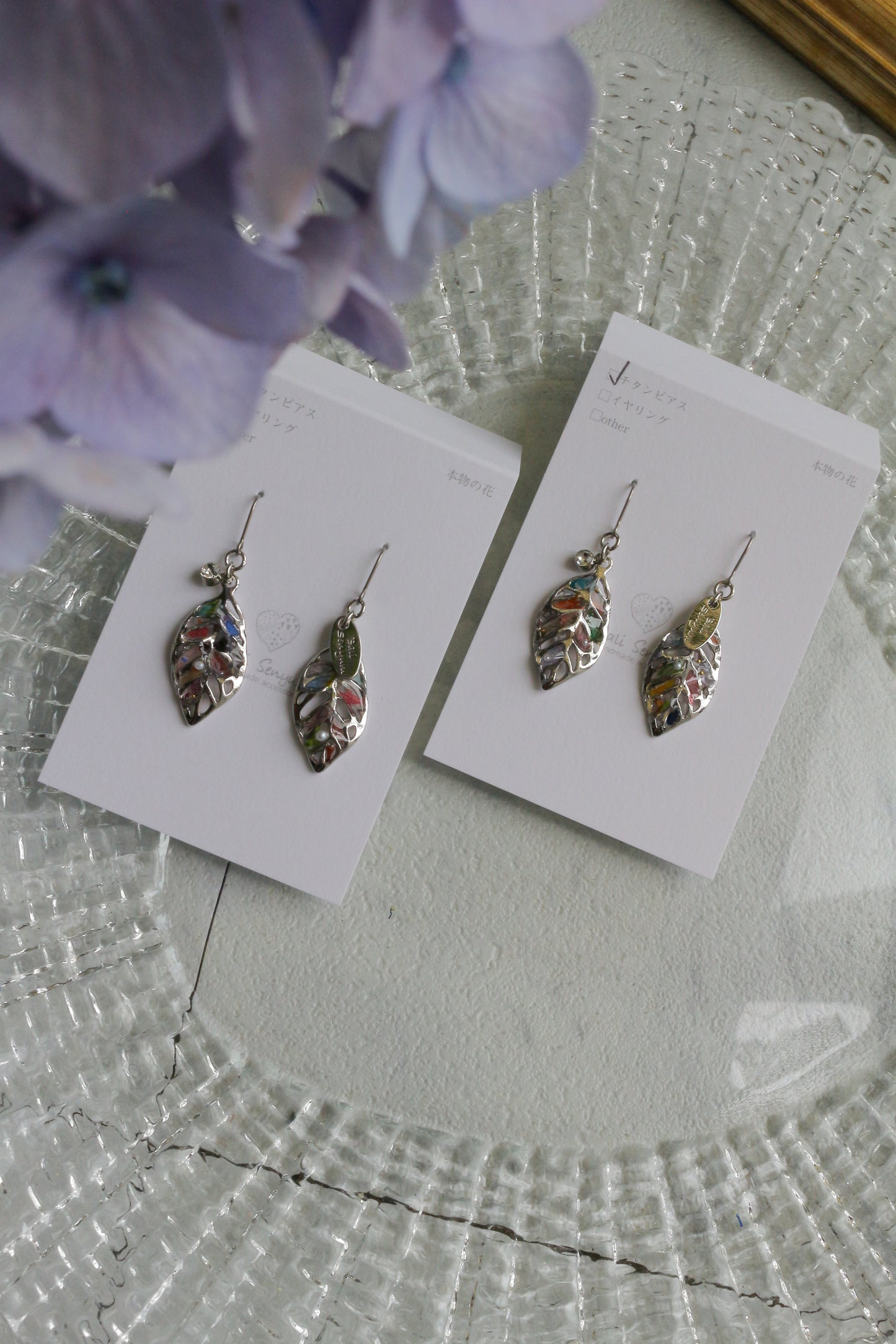 Small Leaf Earrings With Seasonal Flower Petals No.1 Silver colorピアス or イヤリング