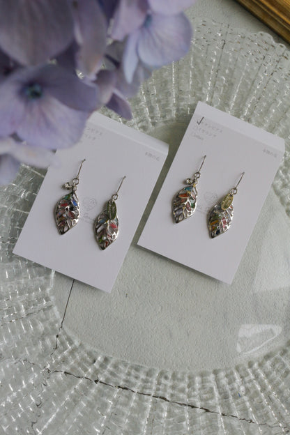 Small Leaf Earrings With Seasonal Flower Petals No.1 Silver colorピアス or イヤリング