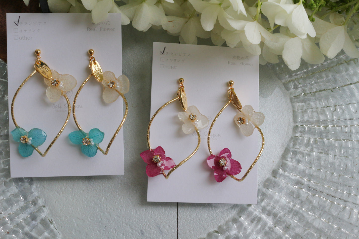 Twisted Tear-Drop Hoop Earrings with Hydrangeas No.1 ピアスorイヤリング