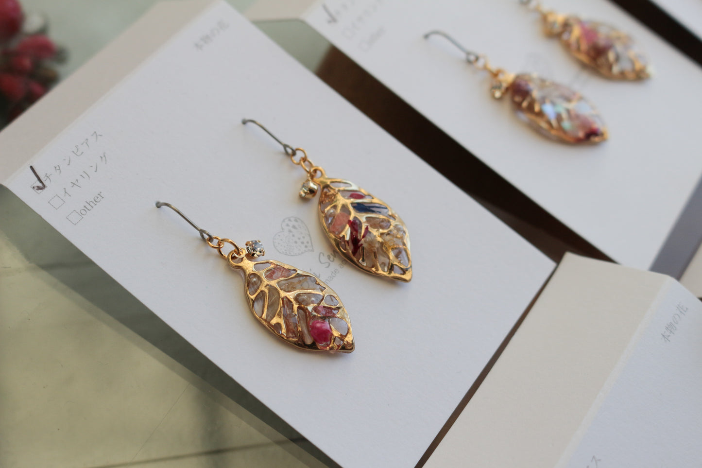 Small Leaf Earrings With Seasonal Flower Petals No.8 ピアス or イヤリング