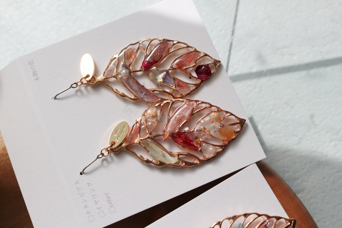 Leaf Earrings With Seasonal Flower Petals No.62 ピアスorイヤリング