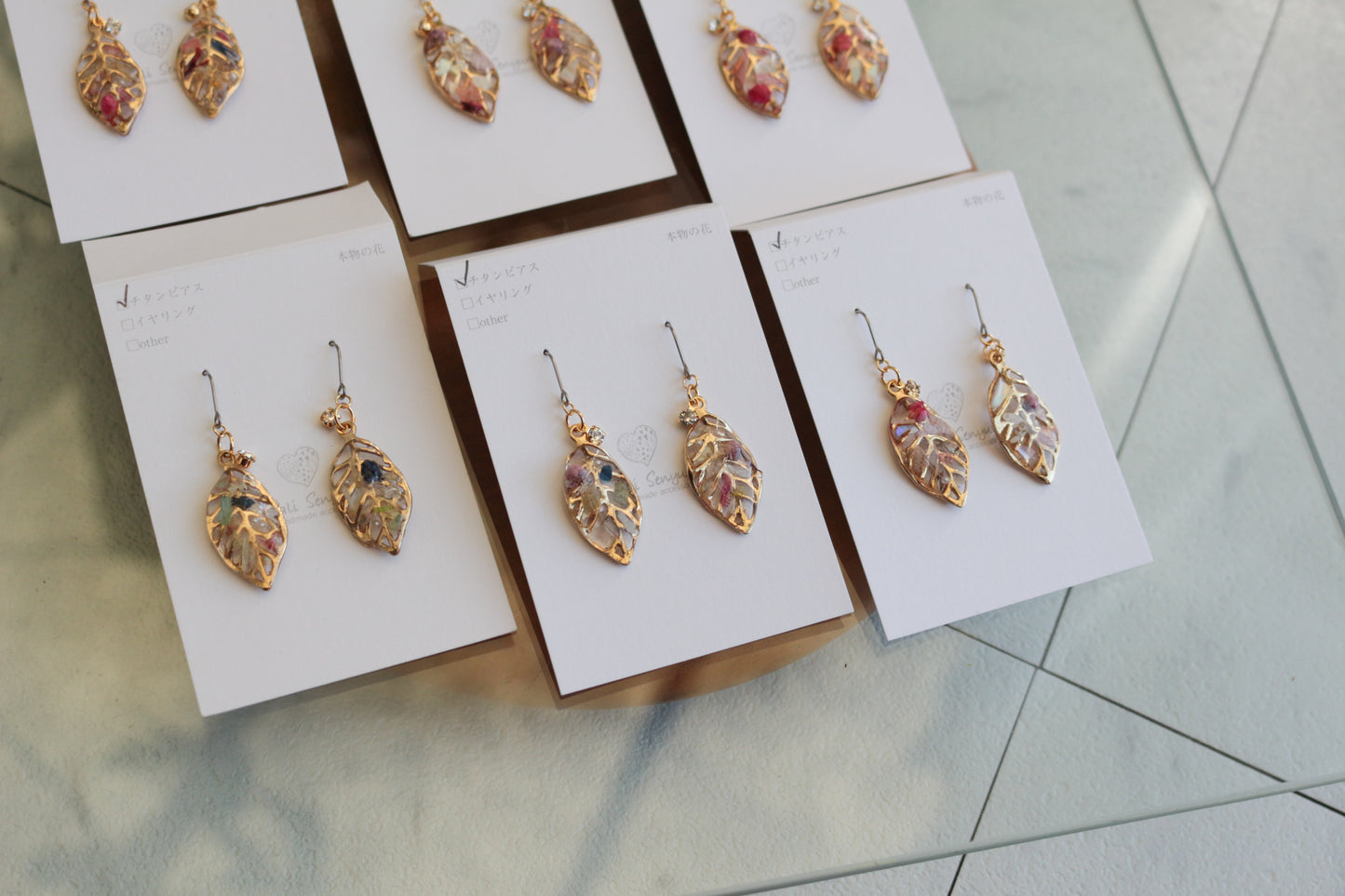 Small Leaf Earrings With Seasonal Flower Petals No.8 ピアス or イヤリング