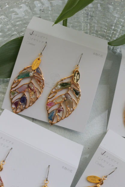 Leaf Earrings With Seasonal Flower Petals No.67 ピアスorイヤリング