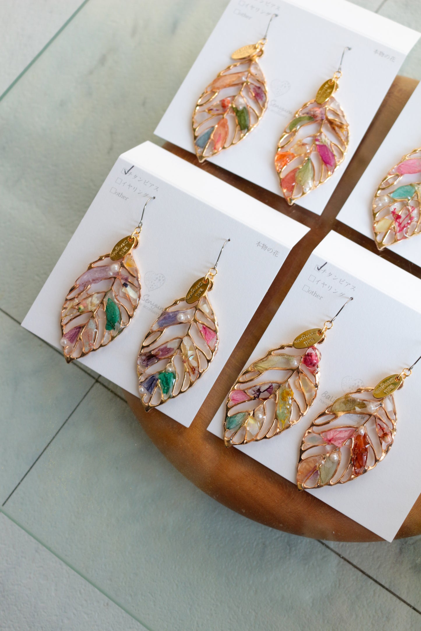 Leaf Earrings With Seasonal Flower Petals No.64 ピアスorイヤリング