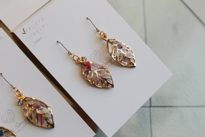 Small Leaf Earrings With Seasonal Flower Petals No.8 ピアス or イヤリング