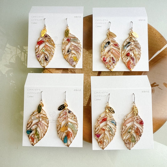 Leaf Earrings With Seasonal Flower Petals No.53 ピアスorイヤリング
