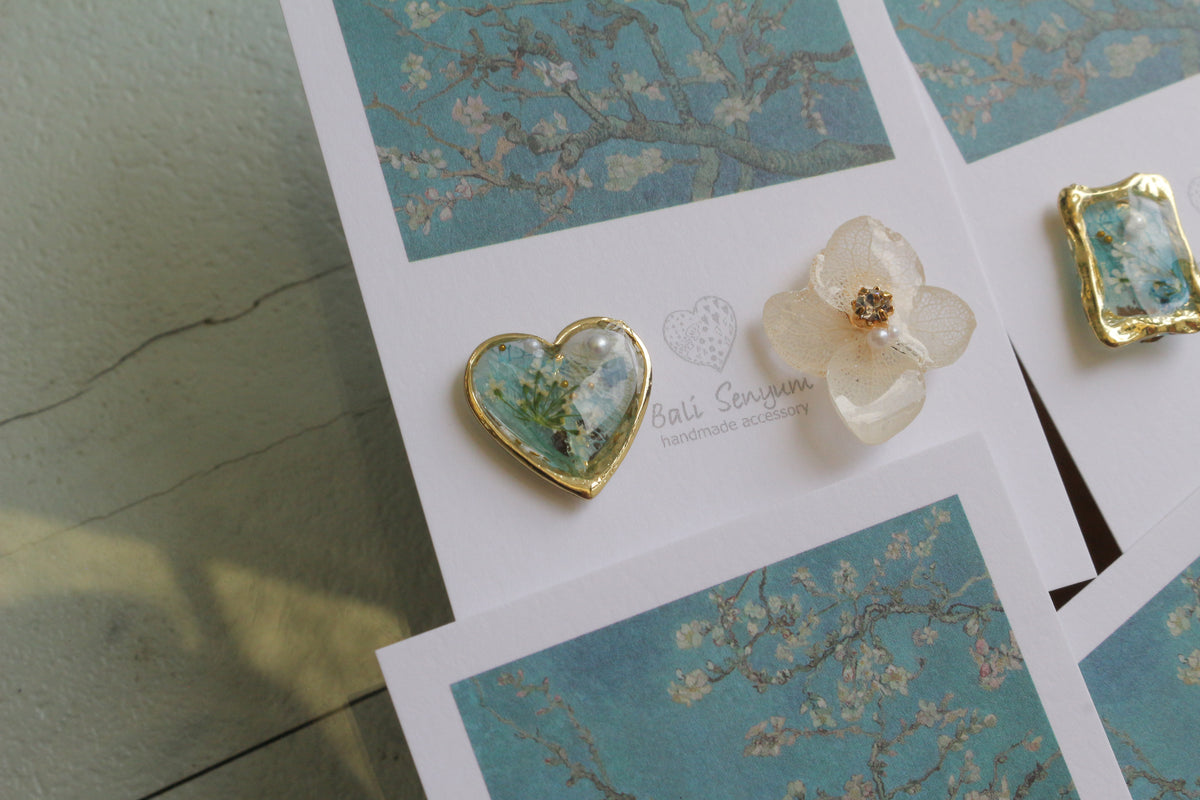 Gogh Inspired Flower and Medallion No.2 イヤリング Clip-on アーモンドの花