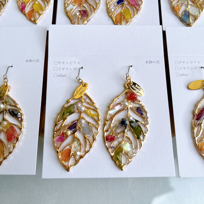 Leaf Earrings With Seasonal Flower Petals No.48 ピアスorイヤリング