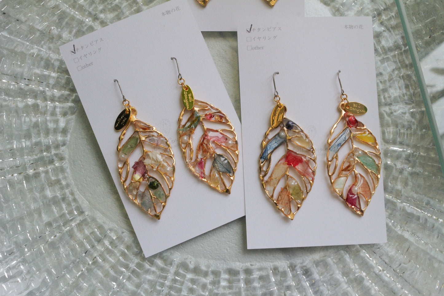 Leaf Earrings With Seasonal Flower Petals No.68    ピアスorイヤリング