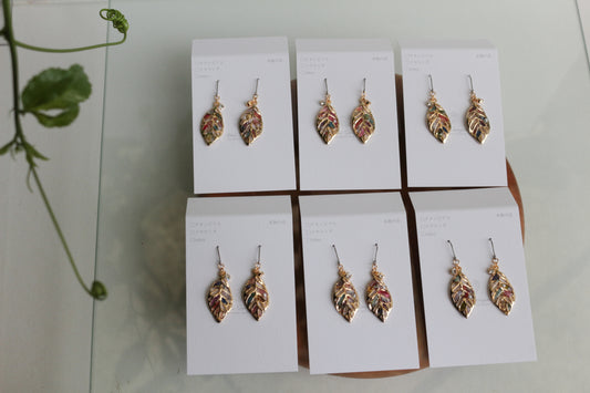 Small Leaf Earrings With Seasonal Flower Petals No.6 ピアス or イヤリング