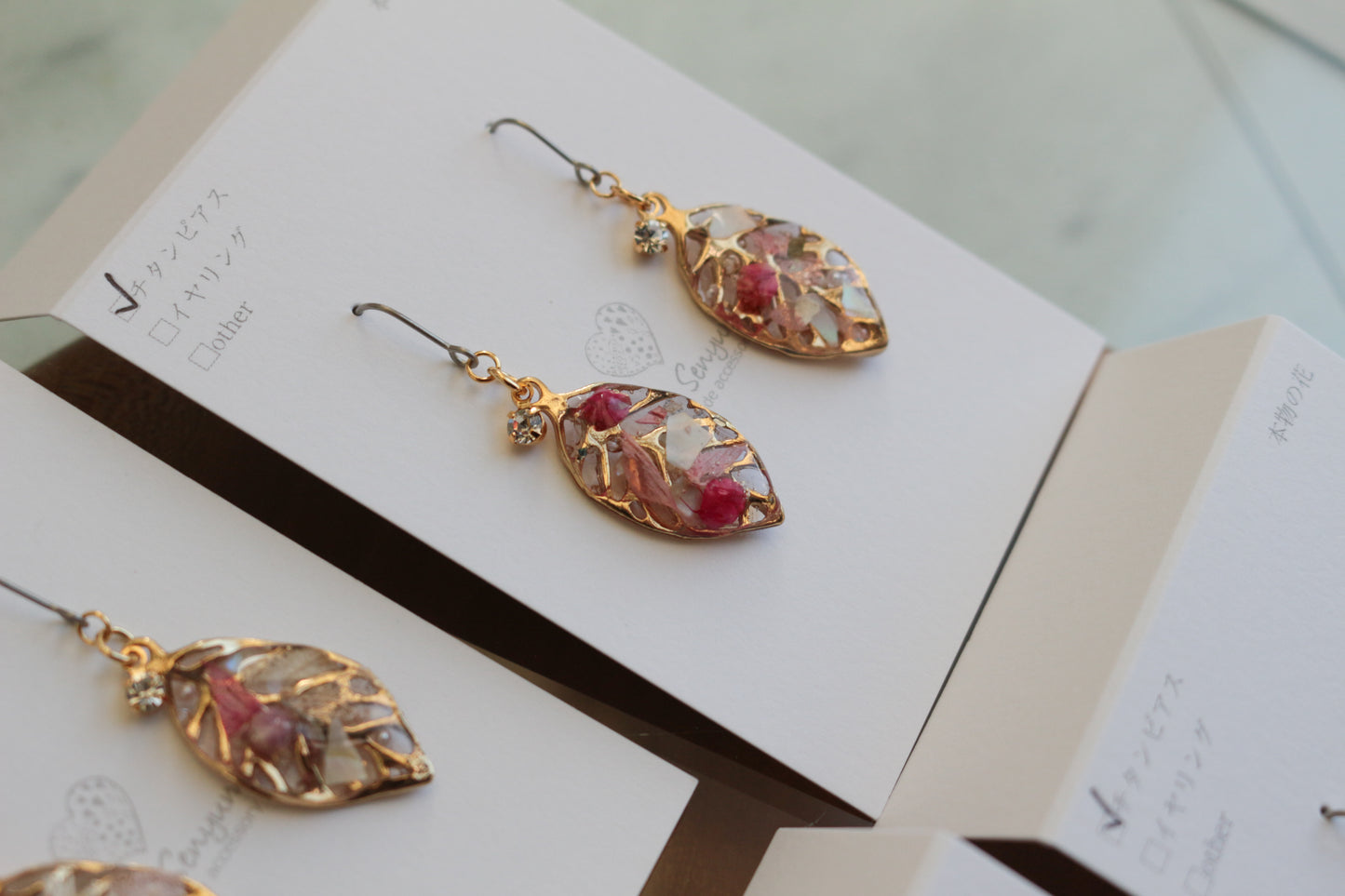 Small Leaf Earrings With Seasonal Flower Petals No.8 ピアス or イヤリング