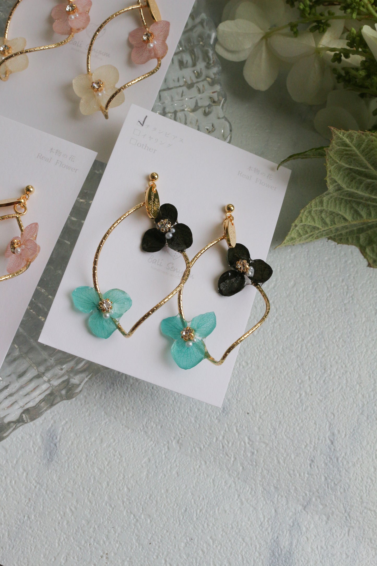 Twisted Tear-Drop Hoop Earrings with Hydrangeas No.1 ピアスorイヤリング