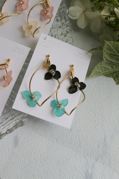 Twisted Tear-Drop Hoop Earrings with Hydrangeas No.1 ピアスorイヤリング