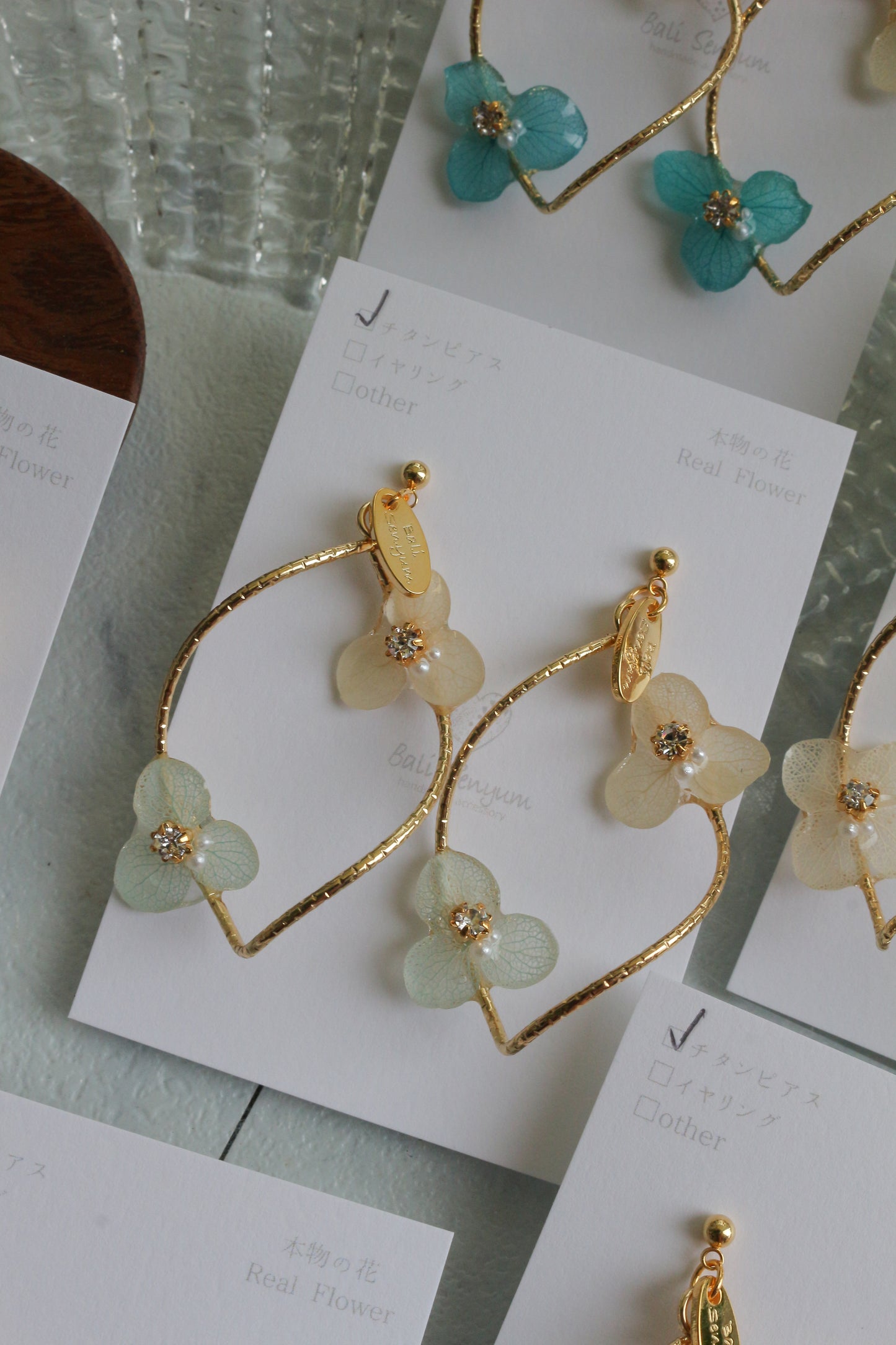 Twisted Tear-Drop Hoop Earrings with Hydrangeas No.1 ピアスorイヤリング