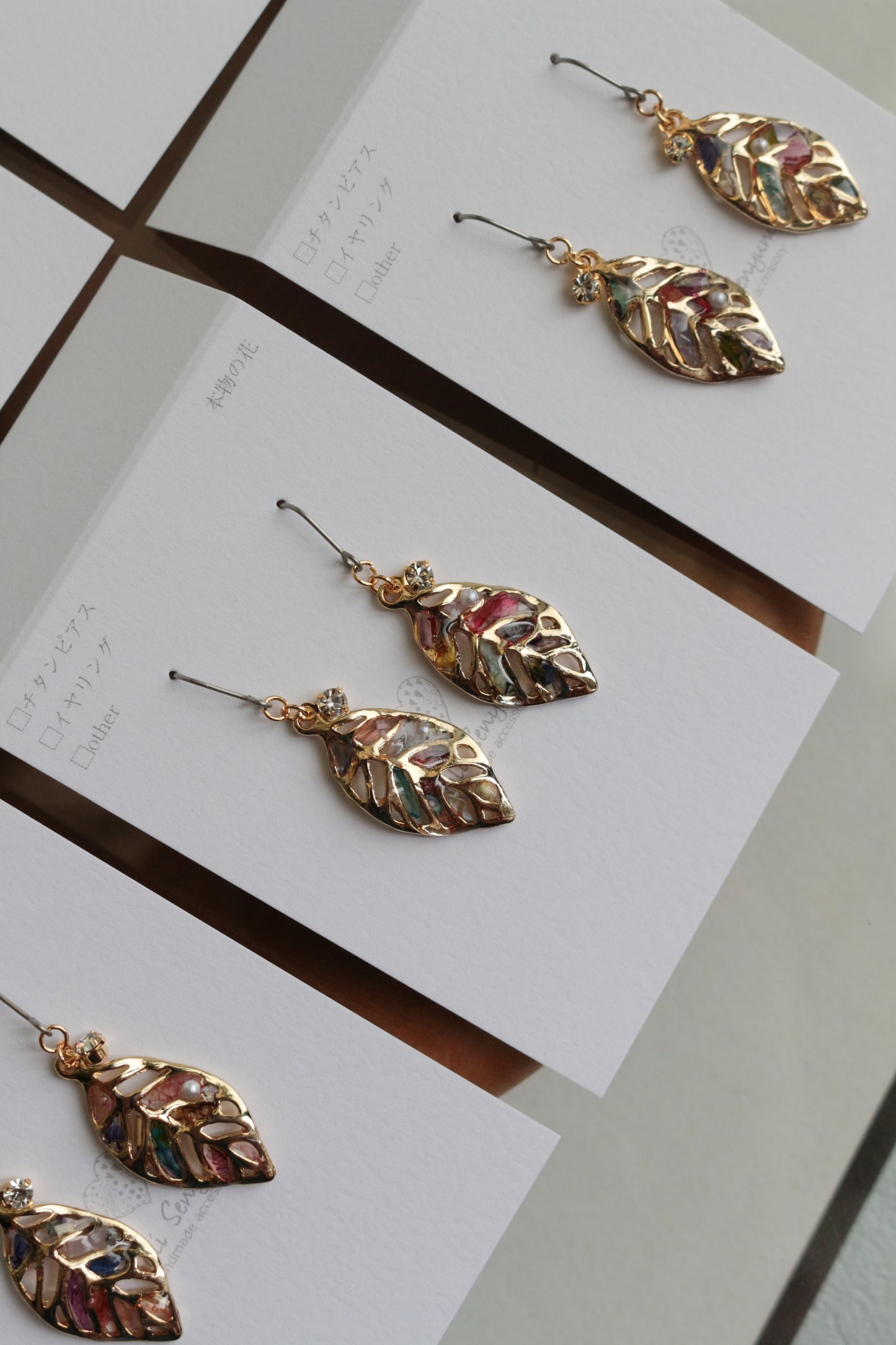 Small Leaf Earrings With Seasonal Flower Petals No.6 ピアス or イヤリング