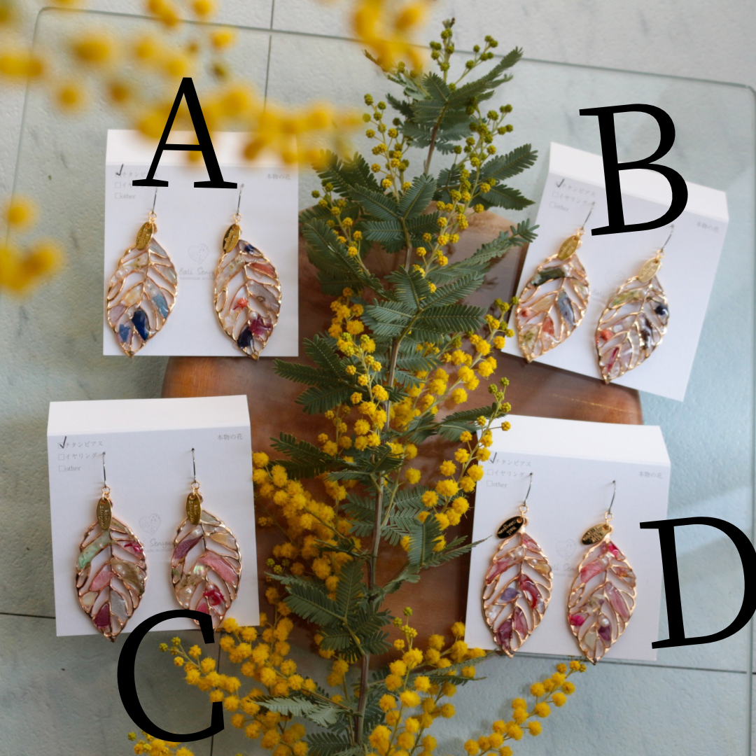 Leaf Earrings With Seasonal Flower Petals No.65 ピアスorイヤリング