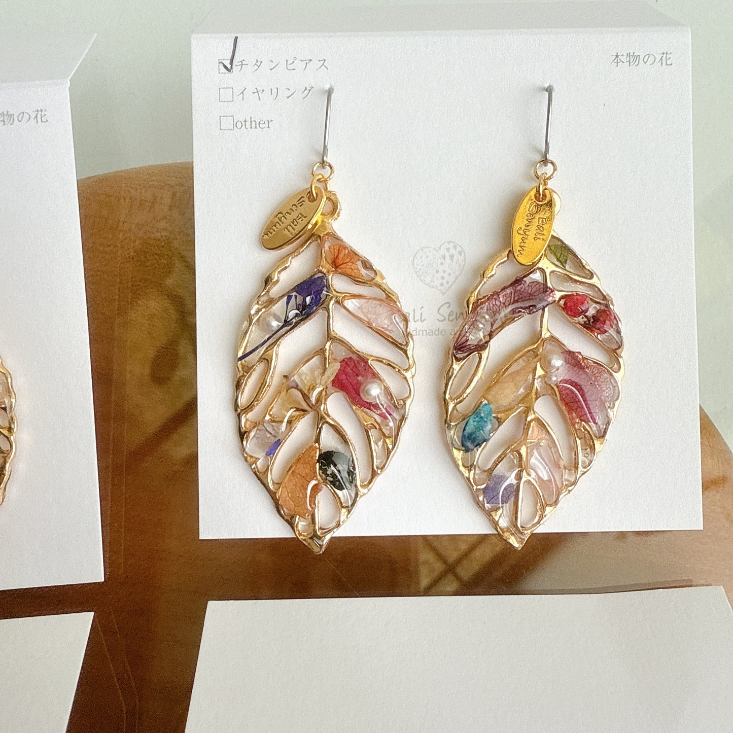 Leaf Earrings With Seasonal Flower Petals No.55 ピアスorイヤリング