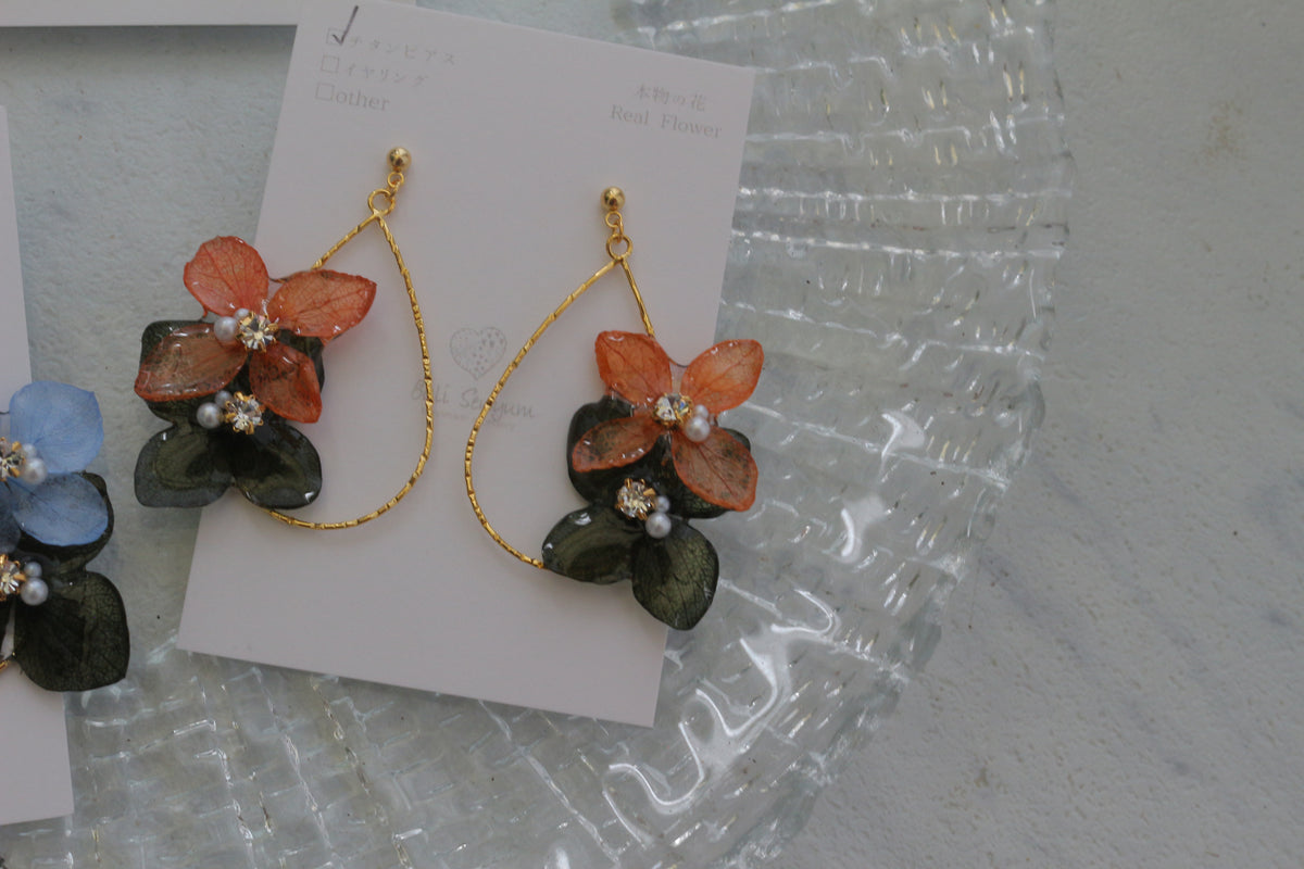 Teardrop Hoop Earrings with Hydrangeas No.24 ピアスorイヤリング