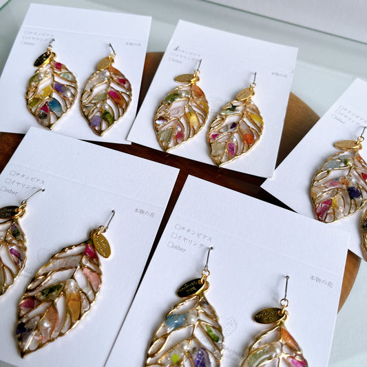 Leaf Earrings With Seasonal Flower Petals No.47 ピアスorイヤリング