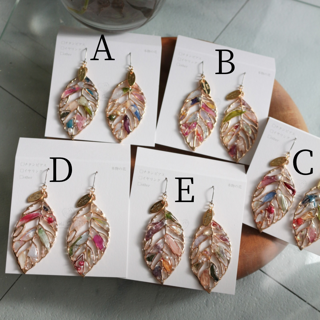 Leaf Earrings With Seasonal Flower Petals No.61 ピアスorイヤリング