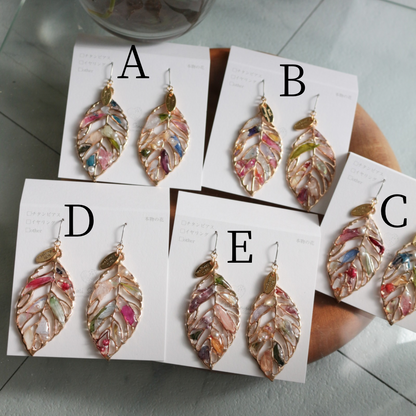 Leaf Earrings With Seasonal Flower Petals No.61 ピアスorイヤリング