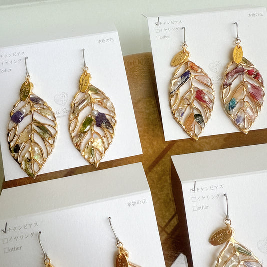 Leaf Earrings With Seasonal Flower Petals No.55 ピアスorイヤリング