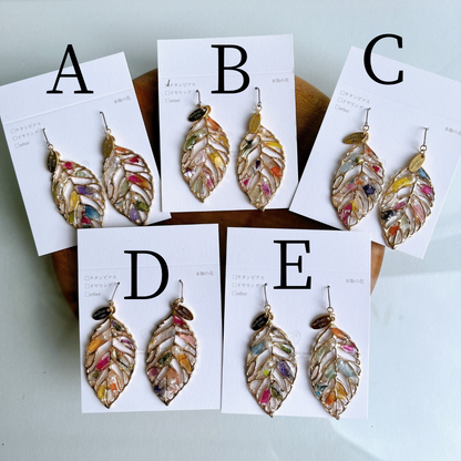 Leaf Earrings With Seasonal Flower Petals No.47 ピアスorイヤリング