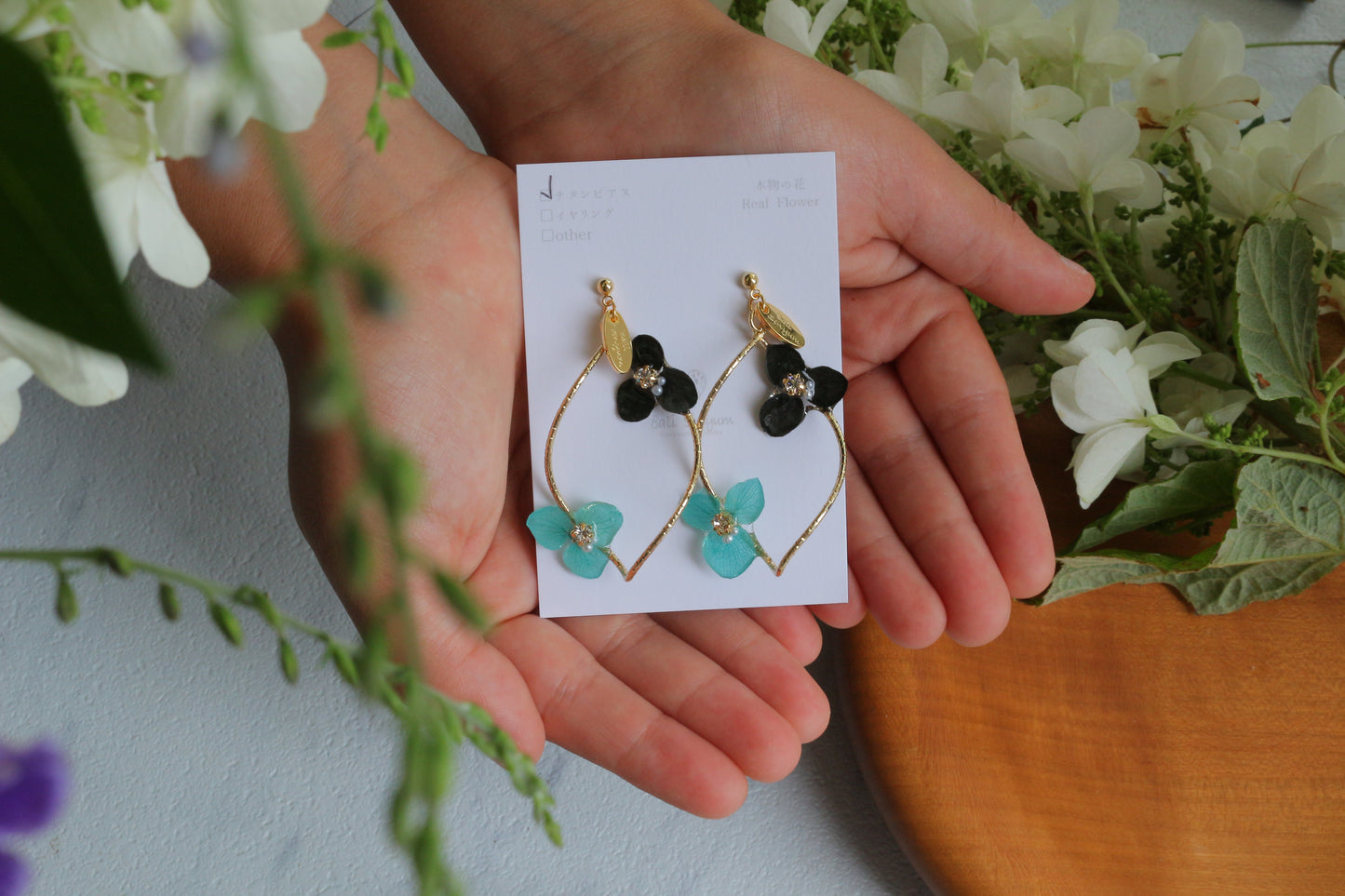 Twisted Tear-Drop Hoop Earrings with Hydrangeas No.1 ピアスorイヤリング