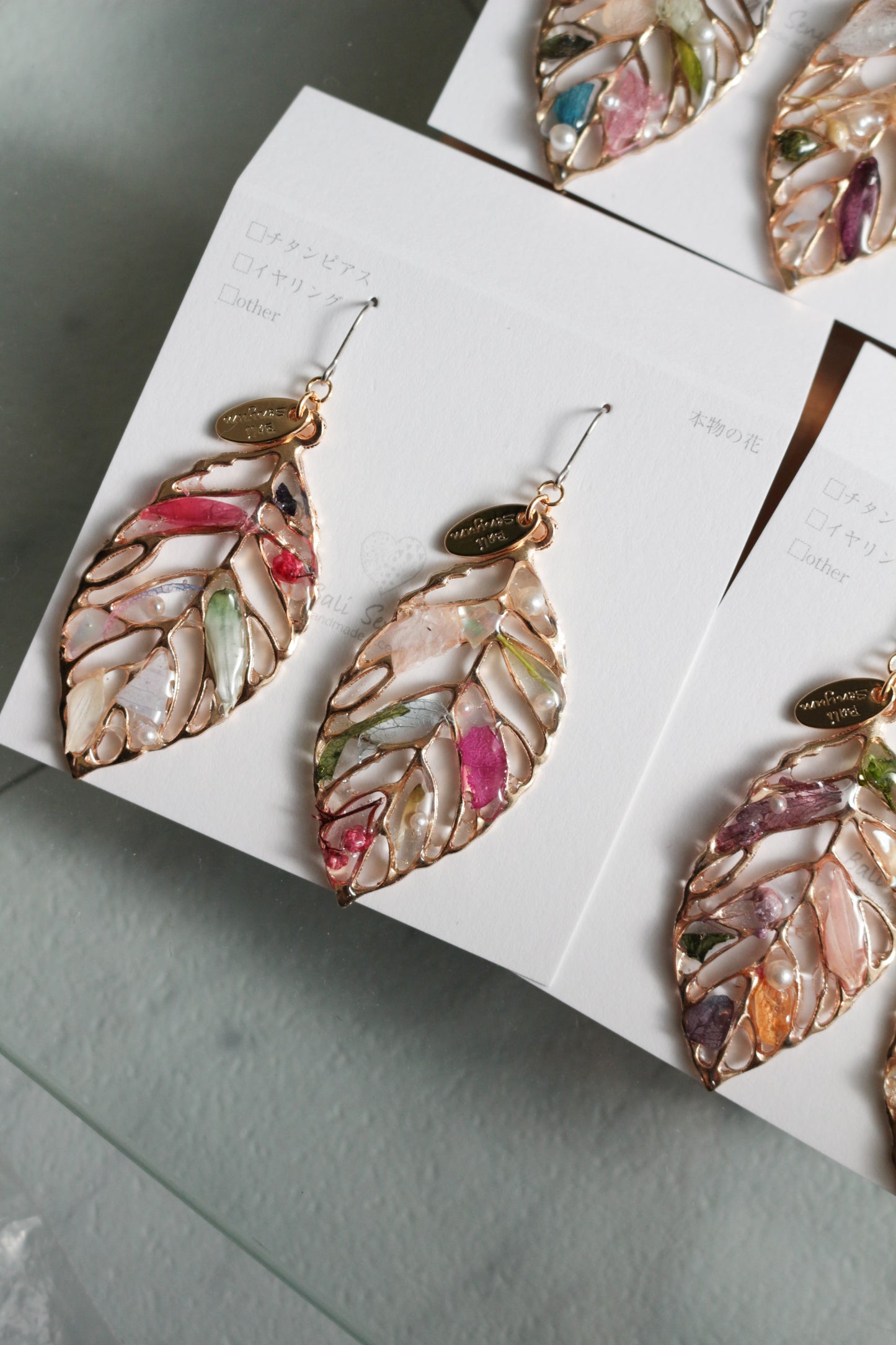 Leaf Earrings With Seasonal Flower Petals No.61 ピアスorイヤリング